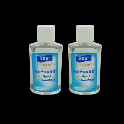 Família que embala o gel imediato do Sanitizer da mão com o antibacteriano do aloés que desinfeta o álcool de 75%