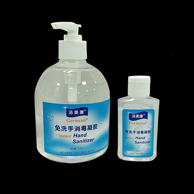 Família que embala o gel imediato do Sanitizer da mão com o antibacteriano do aloés que desinfeta o álcool de 75%