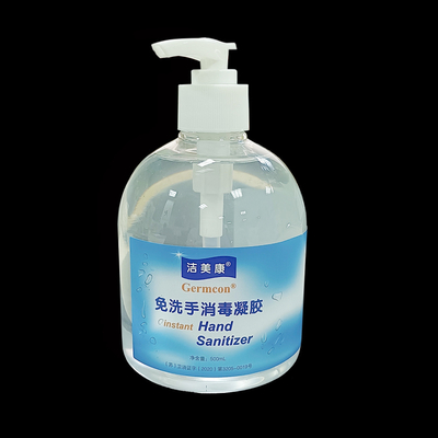Família que embala o gel imediato do Sanitizer da mão com o antibacteriano do aloés que desinfeta o álcool de 75%