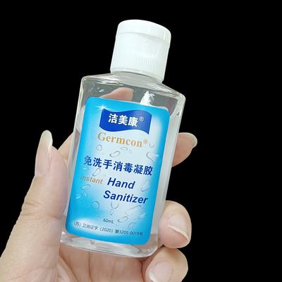 Família que embala o gel imediato do Sanitizer da mão com o antibacteriano do aloés que desinfeta o álcool de 75%
